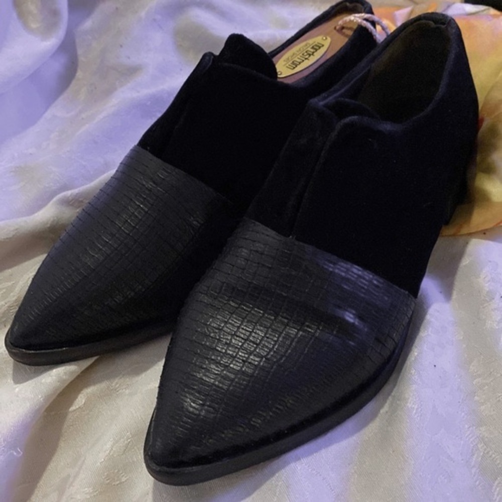 COCLICO SHORT FLAT BOOTIE SHOES WITH EMBOSSED CROC AND BLACK VELVET SIZE EU 37